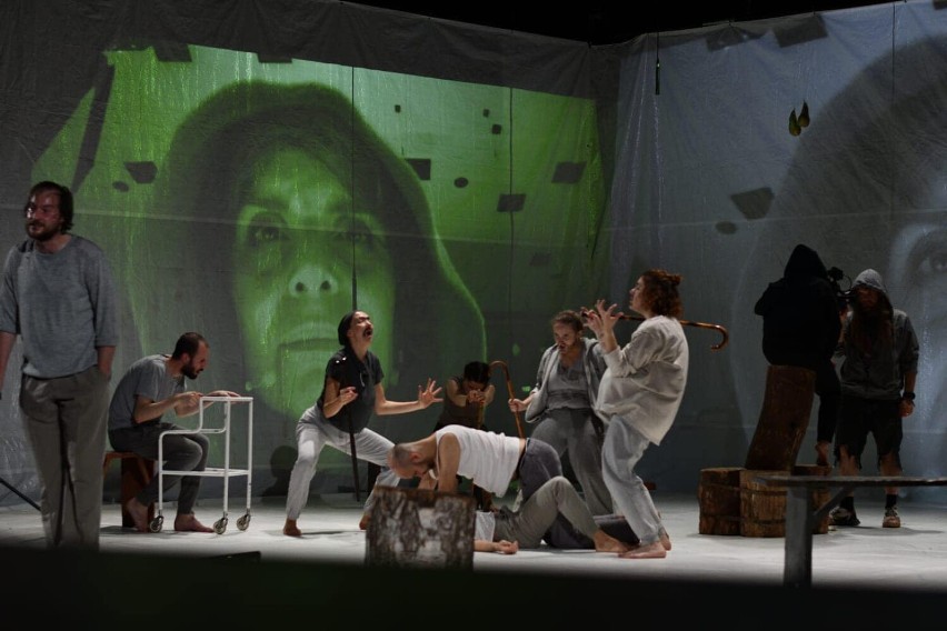 Spektakl teatralny „Śmierć na gruszy” wystawiony w Wieluniu FOTO