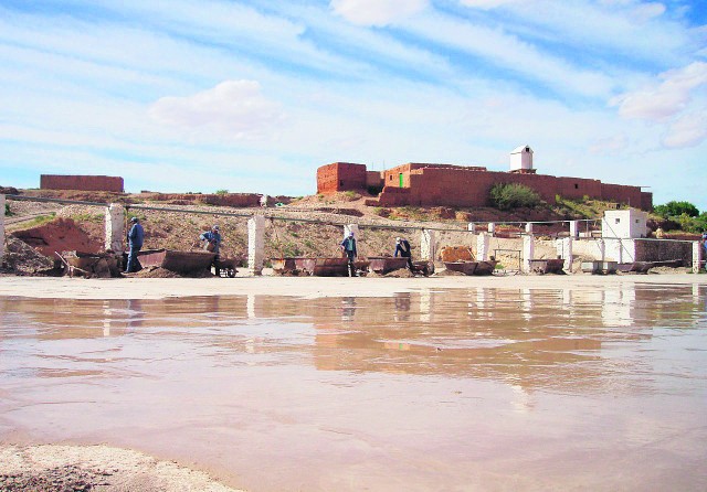 Glinkę Ghassoul suszy się w Maroku pod zadaszeniem przepuszczającym promienie słoneczne