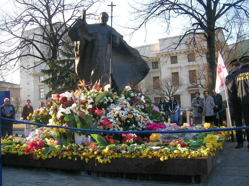 Pomnik papieża Jana Pawła II przed łódzką katedrą. | fot....