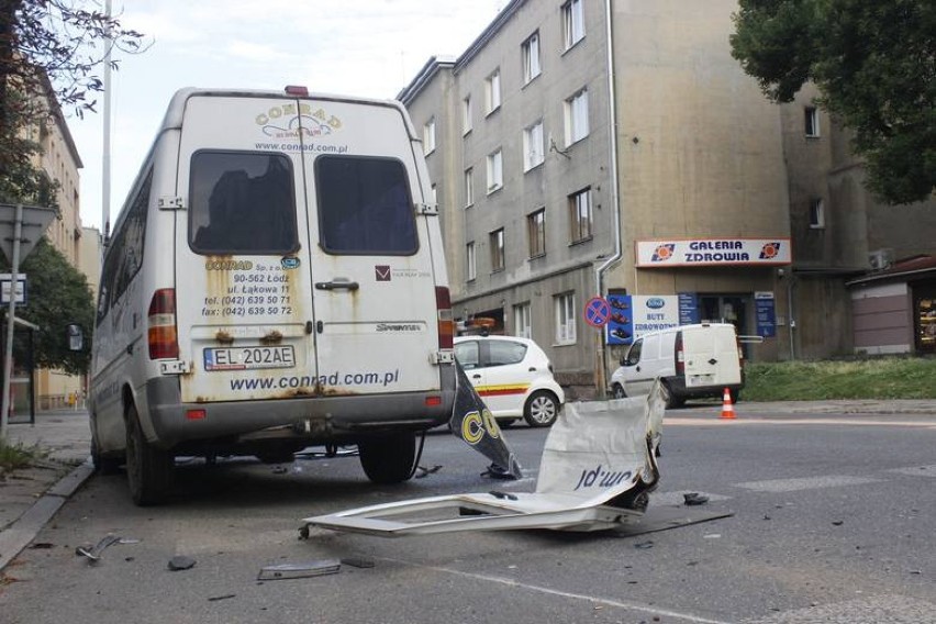 Wypadek na skrzyżowaniu ul. Radwańskiej i Wólczańskiej w Łodzi. 4 osoby ranne [ZDJĘCIA]