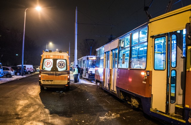 Po zderzeniu osobówki z tramwajem jedna osoba trafiła do szpitala