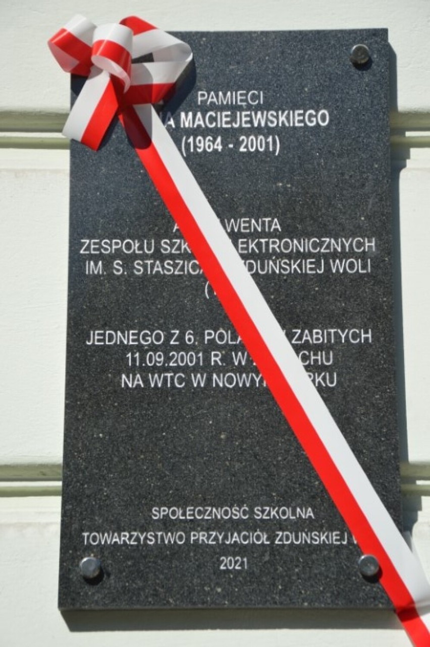 Tablica pamięci Jana Maciejewskiego, ofiary zamachu na WTC odsłonięta w Zduńskiej Woli ZDJĘCIA
