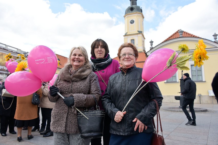 Uczestnicy marszu przeszli przez miasto z różowymi...