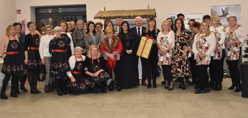 Wigilijne spotkanie i konkurs kulinarny zorganizowała biblioteka we Wróblewie. Uczestnikami stowarzyszenia i koła gospodyń wiejskich ZDJĘCIA