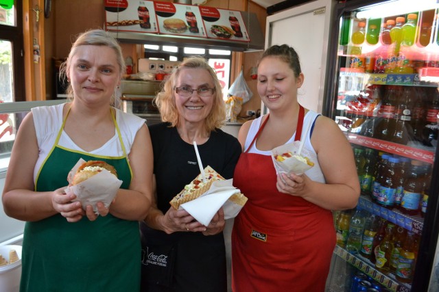 Iwona Duchniak (od lewej), Gabriela Wydrych i Paulina Wąsikowska wraz z przysmakami serwują klientom uśmiech