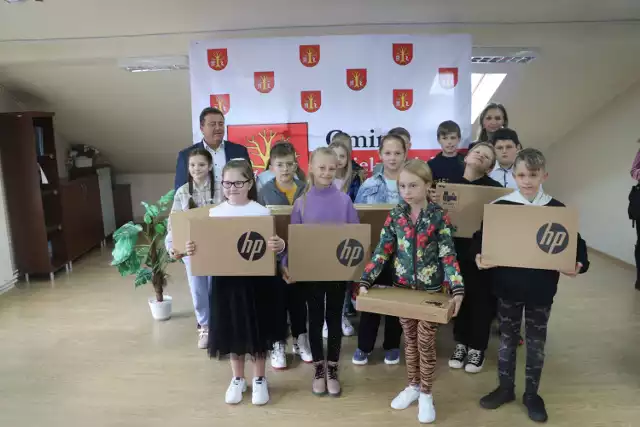 44 czwartoklasistów ze szkół podstawowych w Osieku Jasielskim, Samoklęskach i Zawadce Osieckiej otrzymało laptopy
