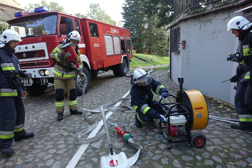 Ćwiczenia strażaków na terenie Muzeum Wnętrz Dworskich w Ożarowie ZDJĘCIA