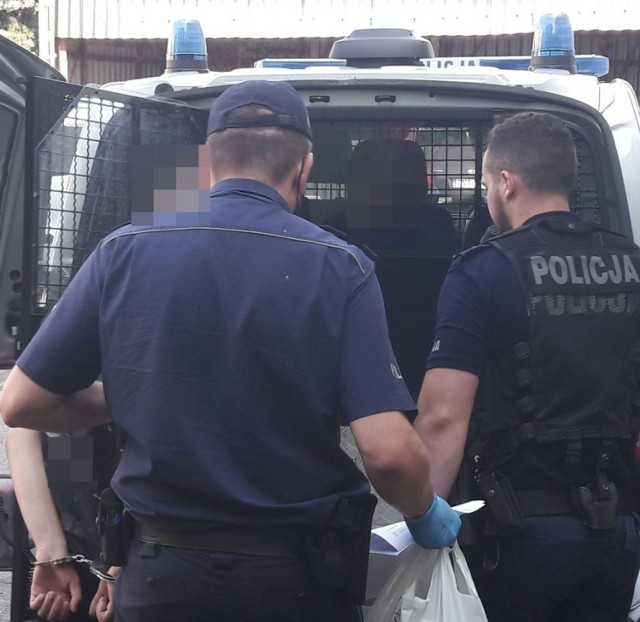Policjanci zatrzymali trzech mieszkańców gminy Namysłów podejrzanych o napaść na 17-latka