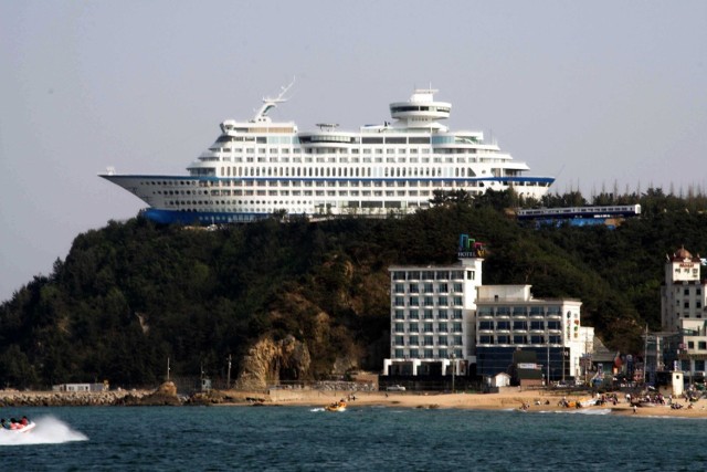 Sun Cruise Resort & Yacht to hotel w Korei Południowej, zbudowany na klifie nad malowniczą plażą. Żeby goście czuli się jak na prawdziwym okręcie, z głośników stale emitowany jest szum fal, a w hotelowym basenie znajduje się słona woda.

Licencja