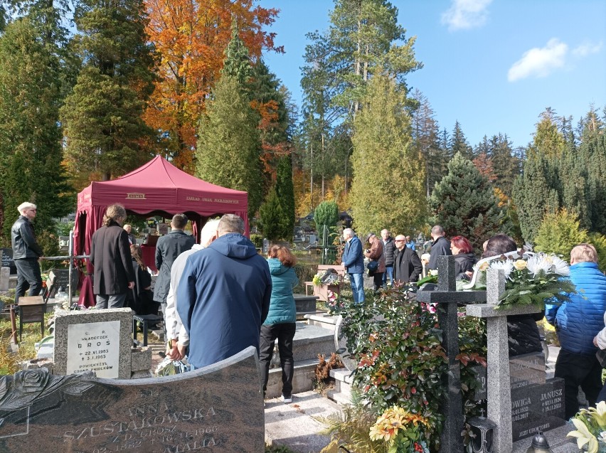 Ceremonia pogrzebowa odbyła się na cmentarzu w Szklarskiej...
