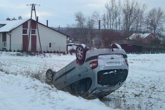 W Wyżniance pod Kraśnikiem doszło do dachowania auta