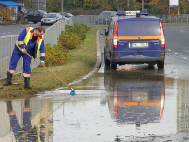 Praga Południe: ul. Abrahama zalana po awarii wodociągowej