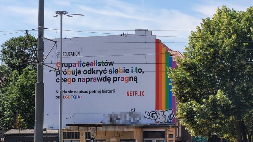 Zdewastowano mural solidarności z osobami LGBT Netflixa w Gdańsku Wrzeszczu