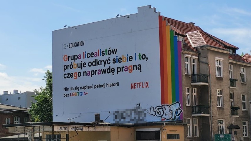 Zdewastowano mural solidarności z osobami LGBT Netflixa w Gdańsku Wrzeszczu