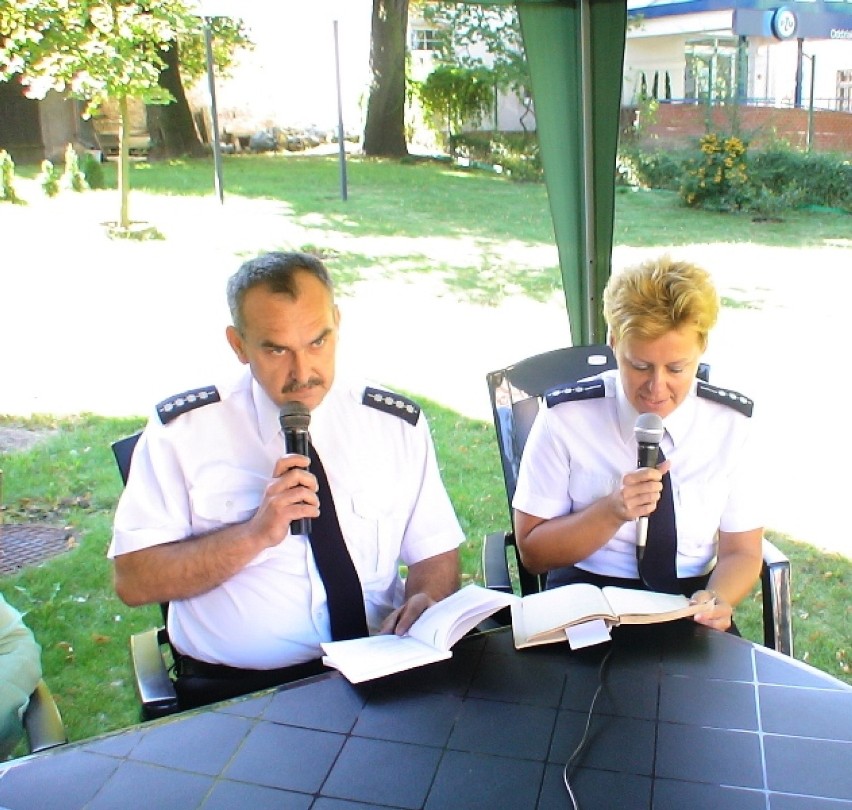 Policjanci z Inowrocławia publicznie czytali dzieła Fredry