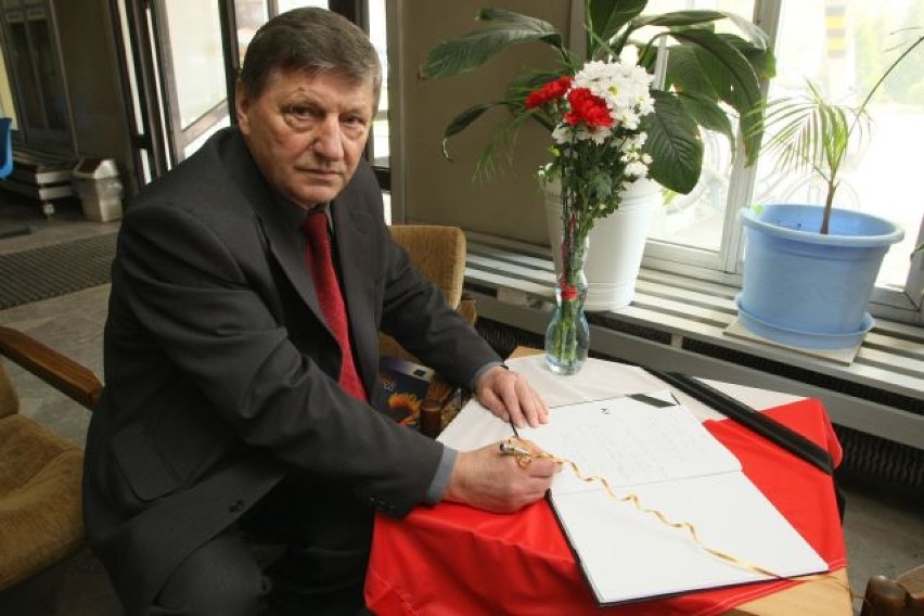 Wójt Sobkowa Tadeusz Domińczak wpisał się do Księgi Kondolencyjnej redakcji Echa Dnia w Kielcach.