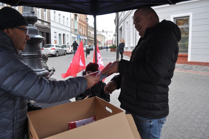 Powstańcze flagi rozdawano również w prawobrzeżnej części...