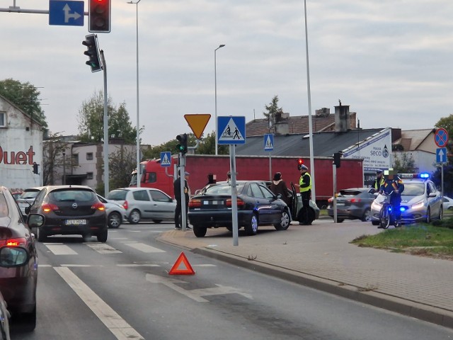 Zderzenie dwóch aut na skrzyżowaniu Wronia - Okrzei we Włocławku