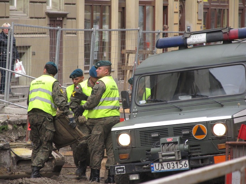 Bomba na Krupniczej. Interweniowali saperzy (ZDJĘCIA)