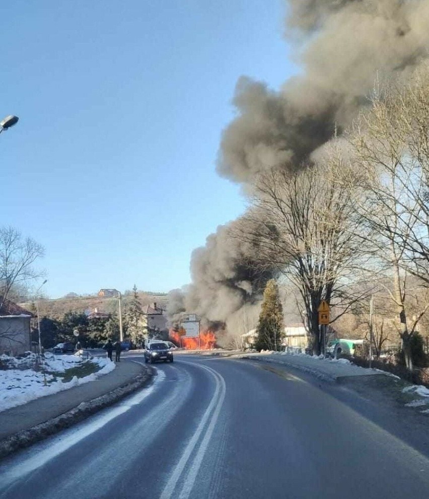 W Birczy w powiecie przemyskim doszczętnie spłonął warsztat samochodowy [ZDJĘCIA]