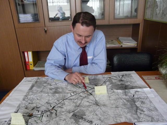 Dyrektor Robert Piątek z mapą S8, dróg powiatowych i wyrobisk piasku
