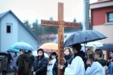 Droga Krzyżowa przeszła ulicą św. Marcina w Bukowcu. Mimo deszczu wydarzenie zgromadziło wielu wiernych