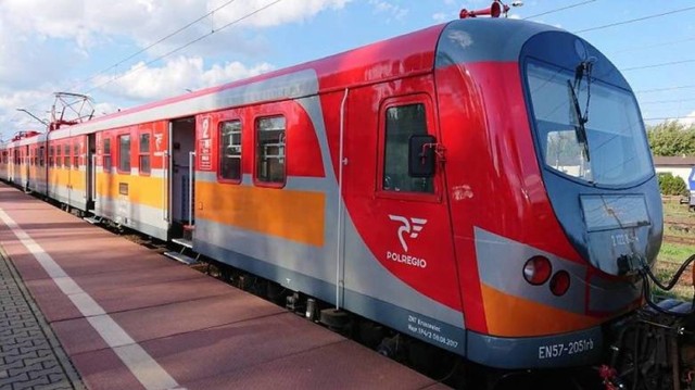17.09.2020 r. pociągiem POL Regio relacji Poznań-Toruń (wyjazd z Poznania 13:48) podróżowała osoba, u której w dniu 19.09.2020 r. potwierdzono zakażenie koronawirusem