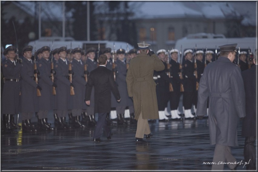 Prezydent Federacji Rosyjskiej w asyście kompanii honorowej...