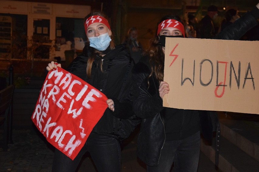 Protestujący świecianie po godz. 18 wyruszyli z płyty Rynku...