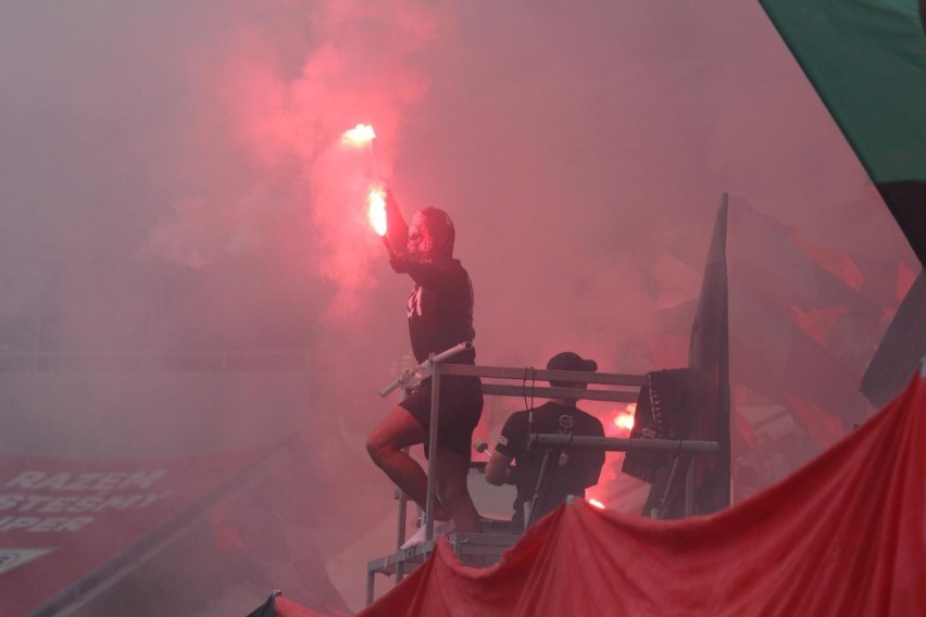 Mecz GKS Tychy - Widzew Łódź przez gryzący dym i racowisko.