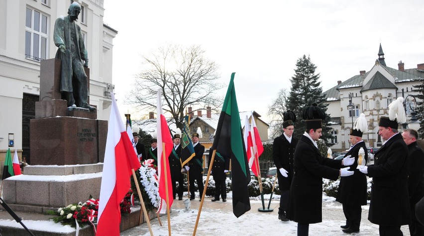Barbórka w Krośnie. Górnicy-naftowcy i gazownicy oraz delegacja z "Naftówki" złożyli kwiaty przy pomniku Ignacego Łukasiewicza [ZDJĘCIA]