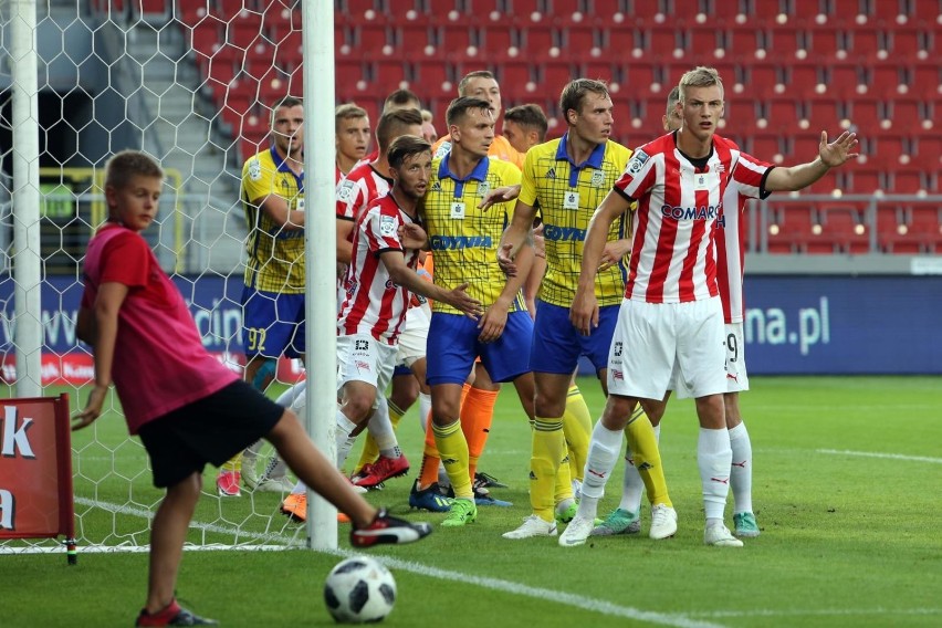 Na zdjęciu: piłkarze Arki Gdynia w meczu z Cracovią