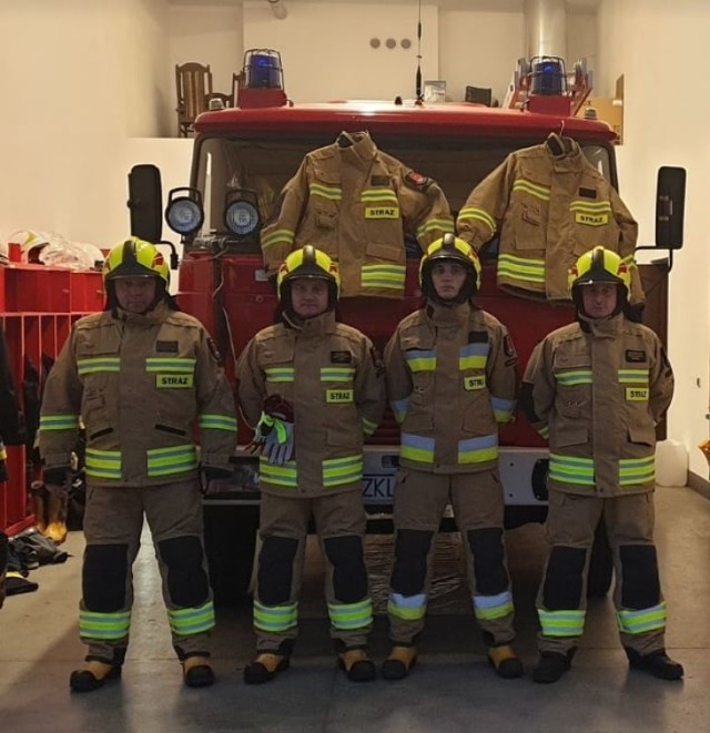Strażacy z OSP Korzystko w nowych specjalistycznych uniformach, kupionych dzięki wsparciu sponsorów