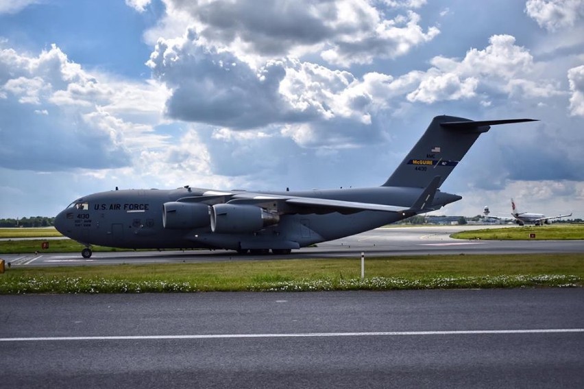 Boeing C-17 w Warszawie. Przyleciał, żeby... przywieźć...
