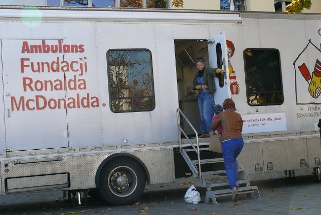 Ambulans Fundacji Ronalda McDonalda rodziców z dziećmi przyjmował dziś od rana na placu Narutowicza