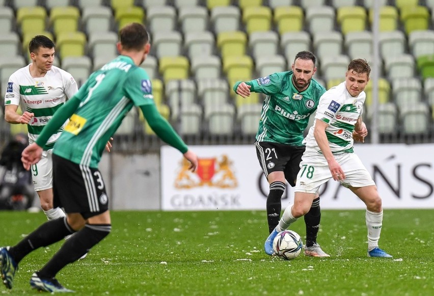 Lechia Gdańsk wciąż może marzyć o Lidze Konferencji. Jakie ma szanse na czwarte miejsce? Piotr Stokowiec: Możemy wygrać trzy ostatnie mecze