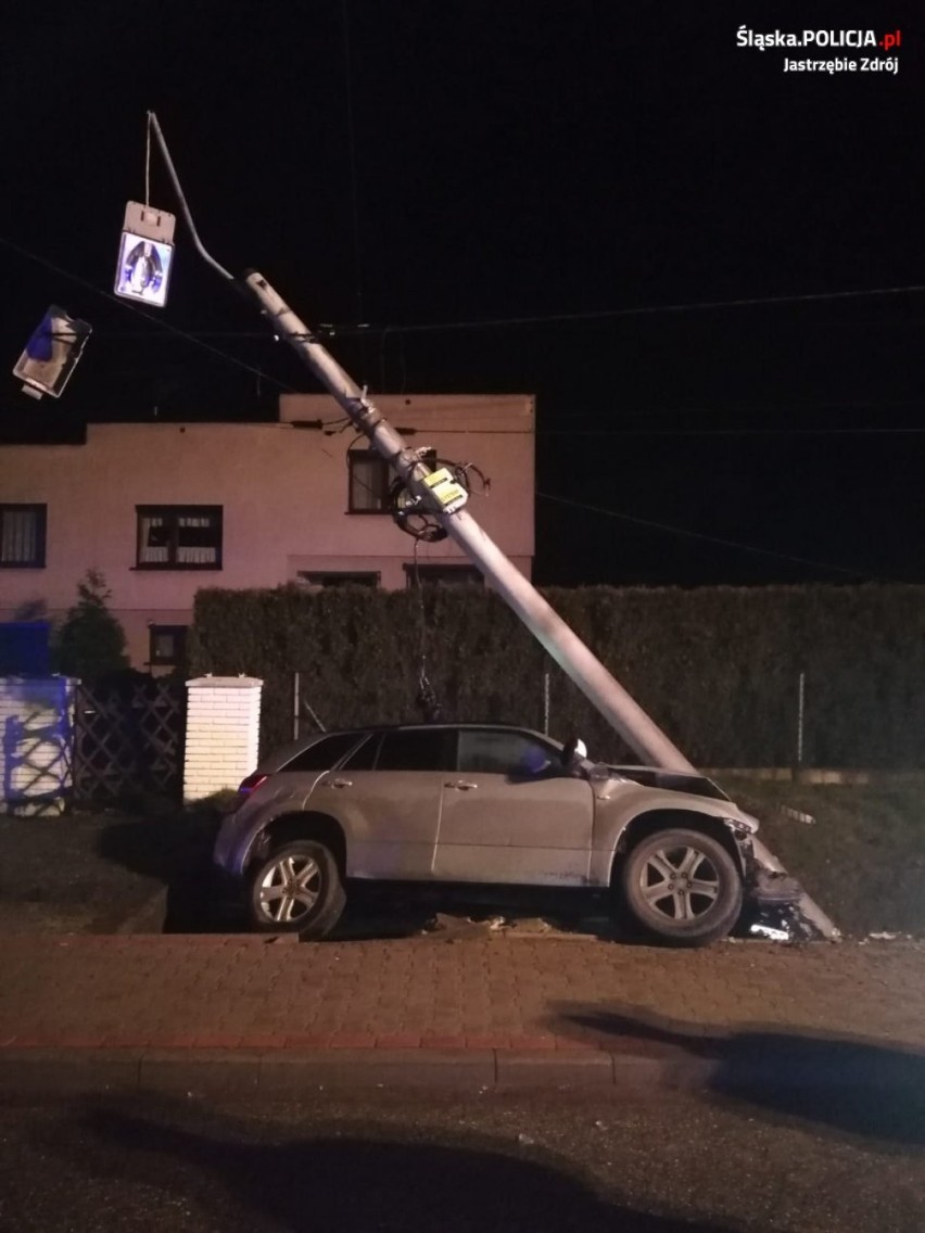 Jastrzębie-Zdrój: Zasnął za kierownicą i skosił słup na ulicy Niepodległości