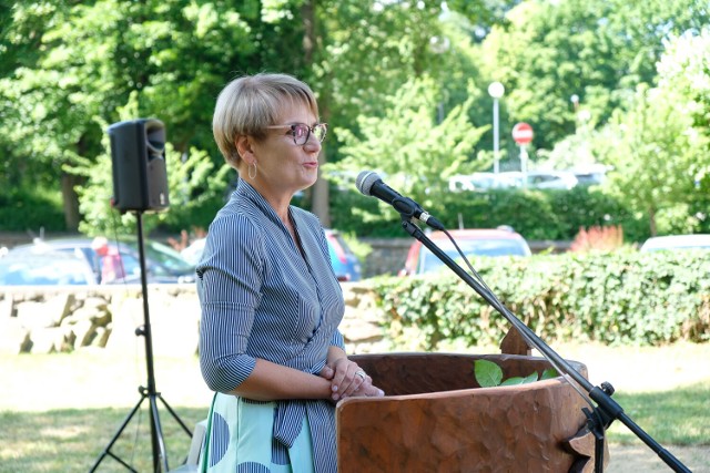 Odsłonięcie ławeczki multmedialnej poświeconej pamięci Jacka Jakubiaka, pierwszego dyrektora Muzeum Pogranicza Śląsko - Łużyckiego. Na zdjęciu Aleksandra Jakubiak, żona dyrektora.