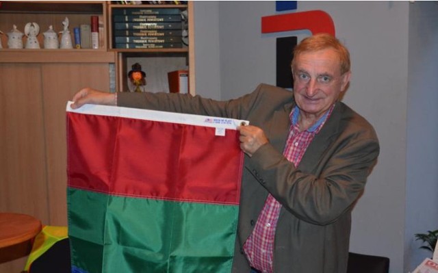 Kazimierz Błaszczak z nieoficjalną flagą Marsa