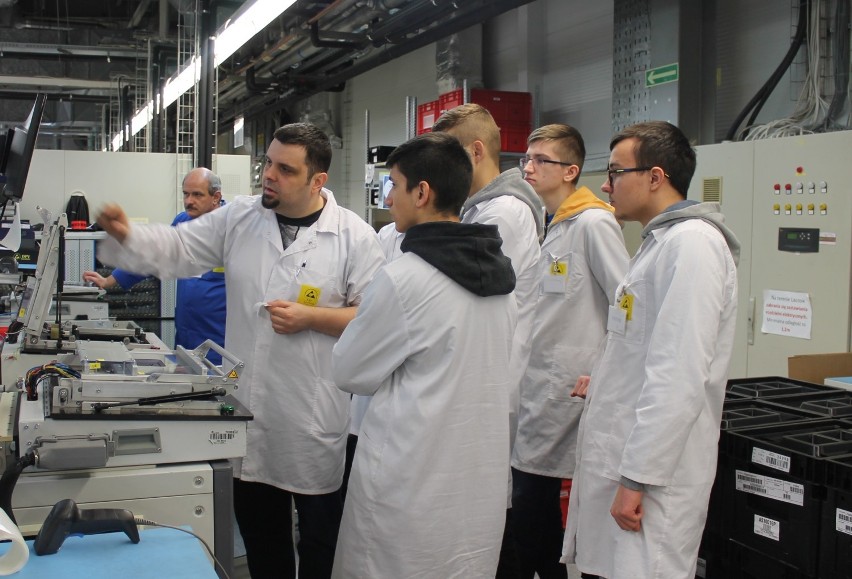 Kwidzyn: Uczniowie CKZiU dwa razy w tygodniu odwiedzają fabrykę Lacroix Electronics