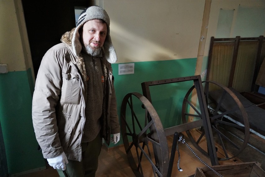 Dagmar Kopijasz obok wózka, którym więźniowie Auschwitz...