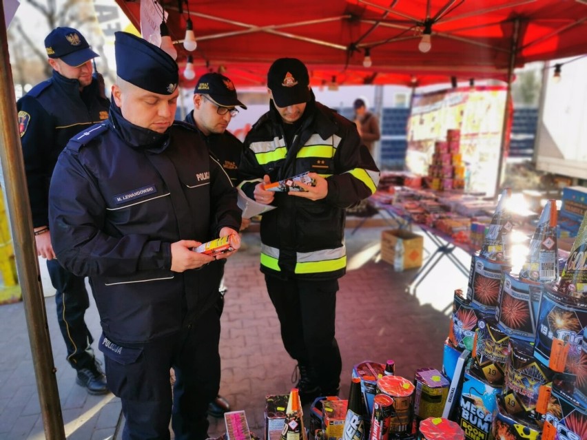 Strażacy, policja i strażnicy w Zduńskiej Woli kontrolowali sprzedawców fajerwerków