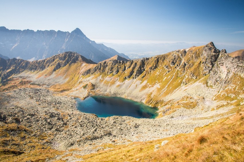 Tatry. Magiczne kolory na Przełęczy Zawrat. Zapierające dech w piersiach tatrzańskie widoki [ZDJĘCIA]