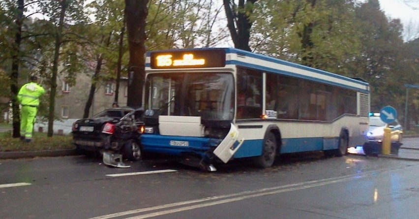Godula: Groźna kolizja, samochód osobowy wpadł pod autobus [FOTO]
