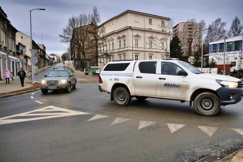 Rondo u zbiegu ulic Lompy i Cieszyńskiej znajduje się obok...