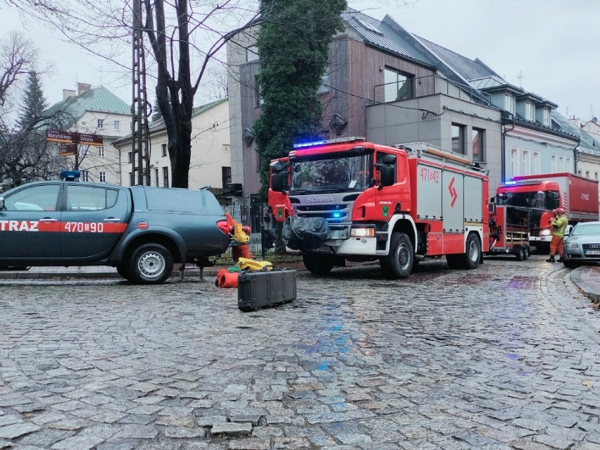 Bielsko-Biała: Katastrofa budowlana na starówce. Runęła ściana zabytkowej kamienicy. Na miejscu są wszystkie służby