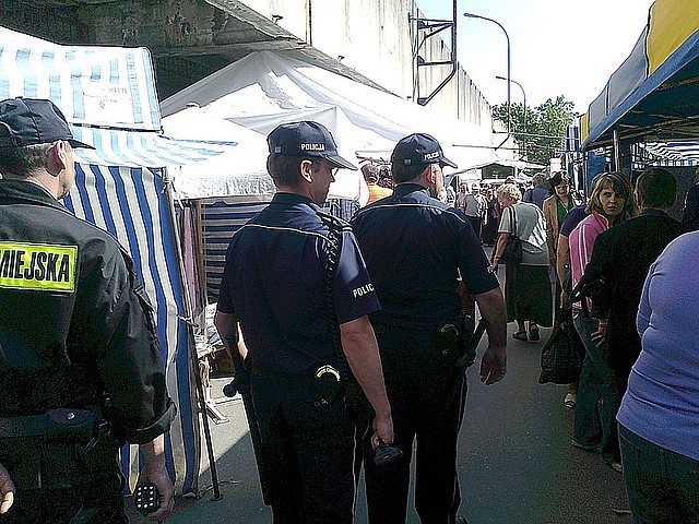 Policjanci szukali kieszonkowców na targu w Mielcu [zdjęcia]