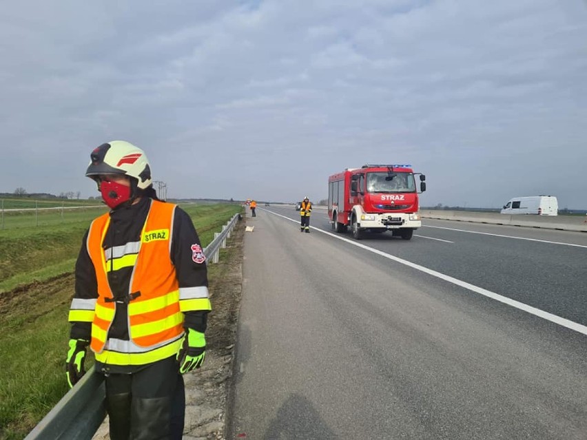Wypadek na a A4 między Tarnowem a Dębicą. Tir przebił bariery energochłonne i wylądował w rowie. Kierowca pojazdu trafił do szpitala ZDJĘCIA