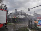 Pożar domu w Łasku. W akcji kilkudziesięciu strażaków