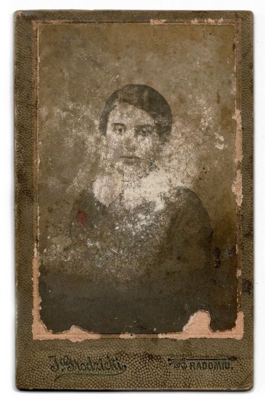 Zdjęcie nieznanej kobiety znalezione w kamienicy Wałowa 21 w...